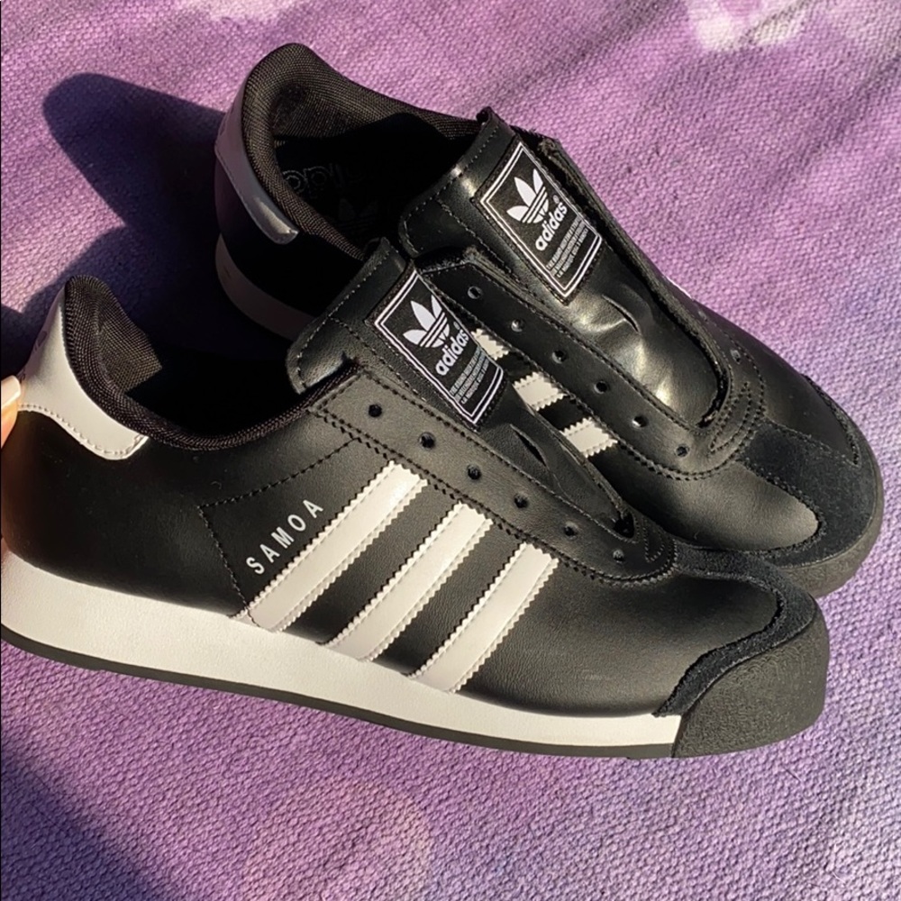 🌙Black Adidas Samoa